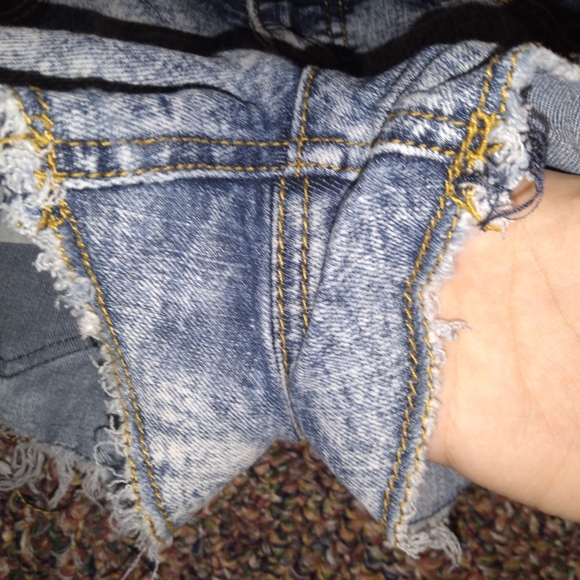 No Boundaries Acid Wash Jean Shorts - Picture 4 of 7